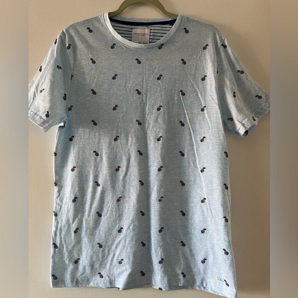 Denim and Flower Men's T Shirt Size L